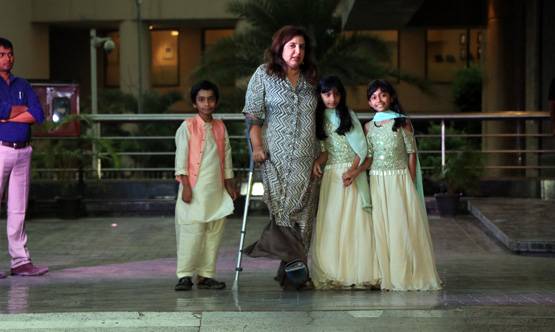 सोनम की शादी में रेखा का अंदाज, बच्चों संग खिंचाई फोटो