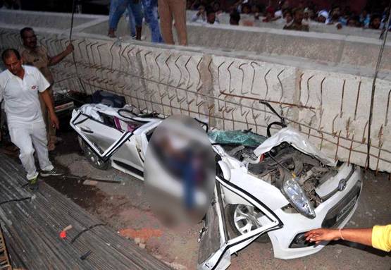 25 PHOTOS में देखें, कितना भयावह था वाराणसी पुल हादसा, 15 मौतें