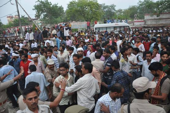 25 PHOTOS में देखें, कितना भयावह था वाराणसी पुल हादसा, 15 मौतें