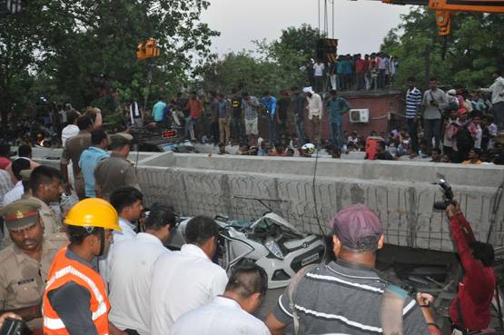 25 PHOTOS में देखें, कितना भयावह था वाराणसी पुल हादसा, 15 मौतें
