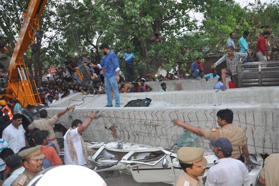 25 PHOTOS में देखें, कितना भयावह था वाराणसी पुल हादसा, 15 मौतें