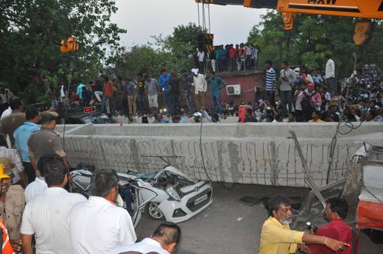 25 PHOTOS में देखें, कितना भयावह था वाराणसी पुल हादसा, 15 मौतें
