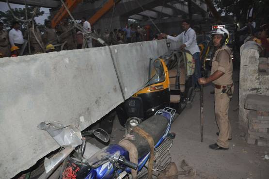 25 PHOTOS में देखें, कितना भयावह था वाराणसी पुल हादसा, 15 मौतें