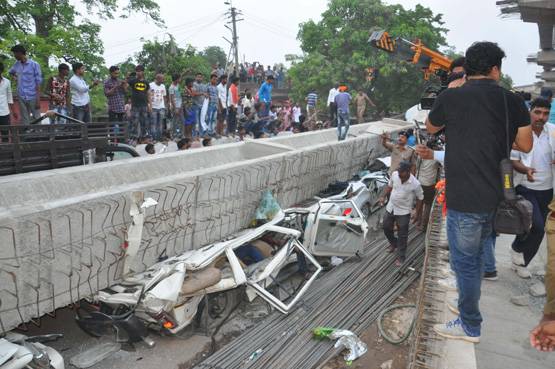 25 PHOTOS में देखें, कितना भयावह था वाराणसी पुल हादसा, 15 मौतें