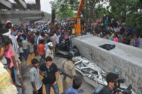 25 PHOTOS में देखें, कितना भयावह था वाराणसी पुल हादसा, 15 मौतें