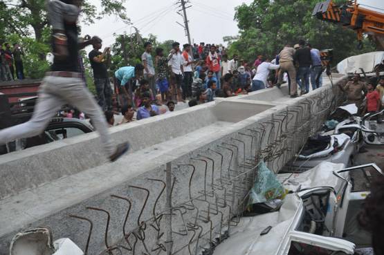 25 PHOTOS में देखें, कितना भयावह था वाराणसी पुल हादसा, 15 मौतें