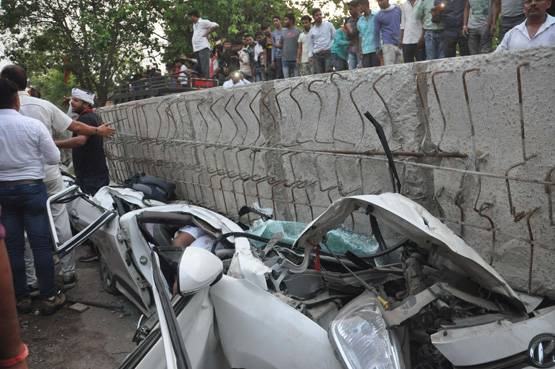 25 PHOTOS में देखें, कितना भयावह था वाराणसी पुल हादसा, 15 मौतें