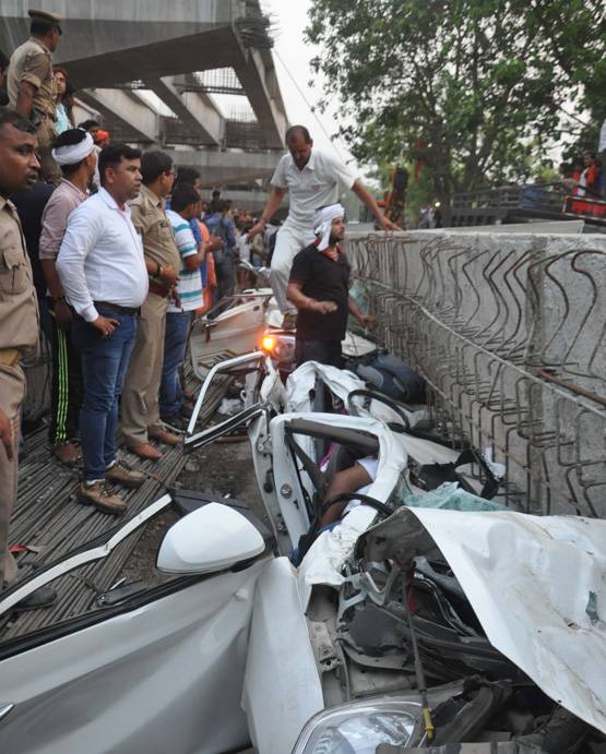 25 PHOTOS में देखें, कितना भयावह था वाराणसी पुल हादसा, 15 मौतें