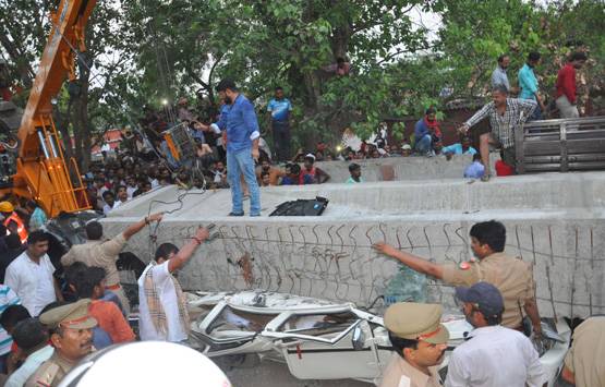 25 PHOTOS में देखें, कितना भयावह था वाराणसी पुल हादसा, 15 मौतें