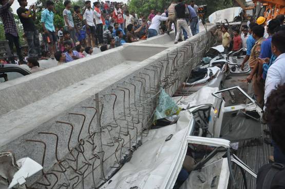 25 PHOTOS में देखें, कितना भयावह था वाराणसी पुल हादसा, 15 मौतें