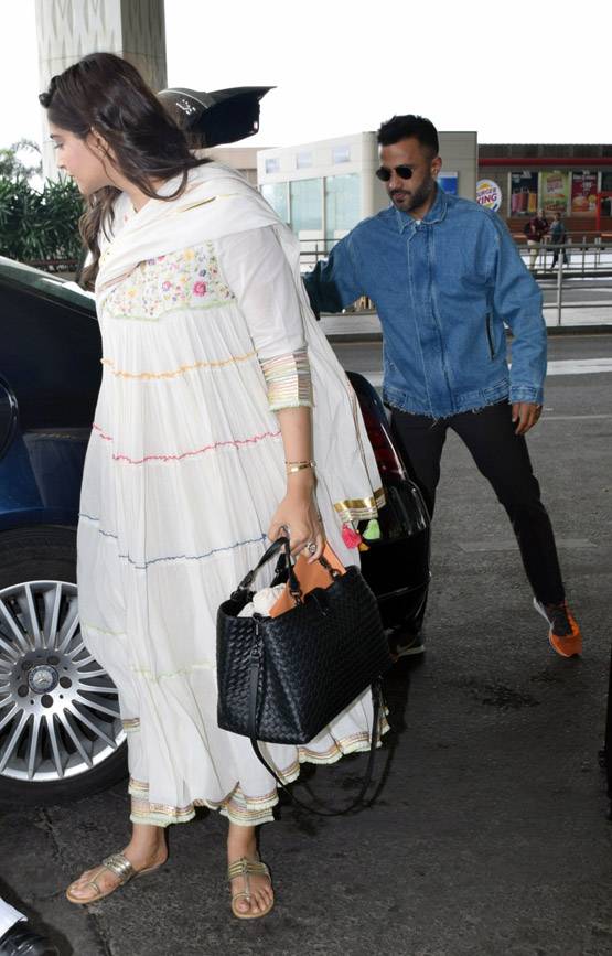 इंड‍ियन लुक में पति संग एयरपोर्ट पर स्पॉट हुईं सोनम