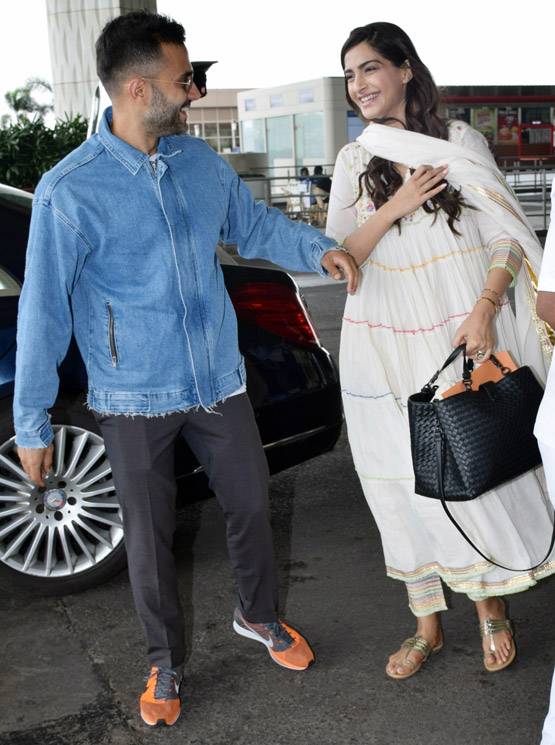 इंड‍ियन लुक में पति संग एयरपोर्ट पर स्पॉट हुईं सोनम