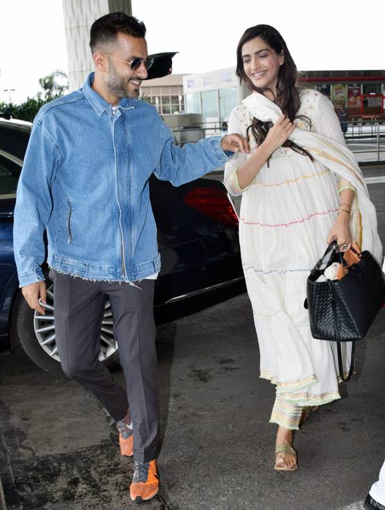 इंड‍ियन लुक में पति संग एयरपोर्ट पर स्पॉट हुईं सोनम