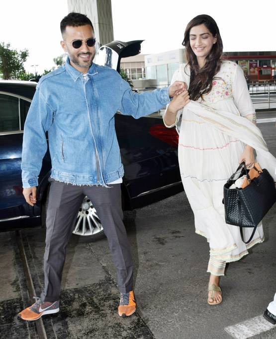 इंड‍ियन लुक में पति संग एयरपोर्ट पर स्पॉट हुईं सोनम