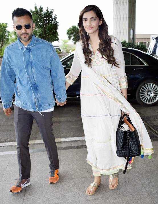 इंड‍ियन लुक में पति संग एयरपोर्ट पर स्पॉट हुईं सोनम