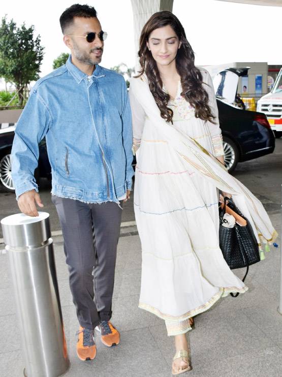 इंड‍ियन लुक में पति संग एयरपोर्ट पर स्पॉट हुईं सोनम