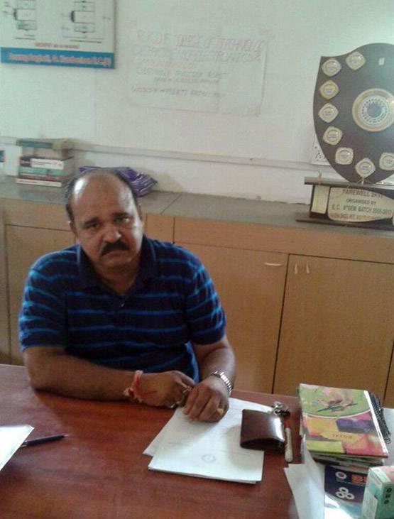 जानें- कॉलेज में कैसे प्रोफेसर हैं 'डांसर अंकल' संजीव श्रीवास्तव