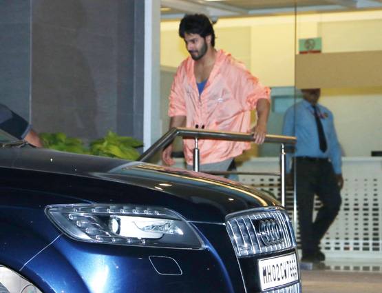 भाभी से मिलने अस्पताल पहुंचे वरुण, हाल ही में बने हैं चाचा