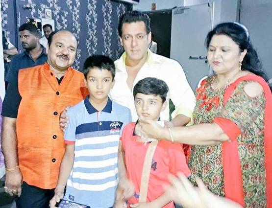 परिवार संग सलमान से मिले डब्बू अंकल, टि्वटर पर जाहिर की खुशी