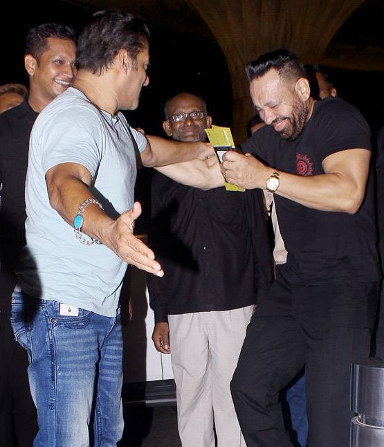 एयरपोर्ट पर मस्ती करते नजर आए सलमान खान-शेरा, देखें PHOTO