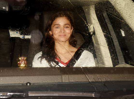 PHOTOS: निक के स्वागत में प्रियंका की पार्टी, पहुंचे ये मेहमान