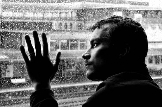 क्या आप भी बात-बात पर रो देते हैं? जानिए क्या है वजह