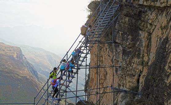 जिंदगी दांव पर लगाकर ऐसे स्कूल जाते हैं ये बच्चे, देखें- PHOTOS