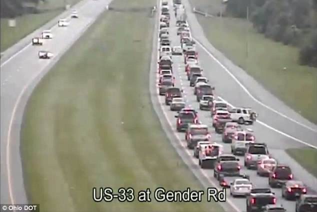 बिजी हाईवे पर कई KM तक रिवर्स में कार चलाता रहा ये ड्राइवर, देखें...