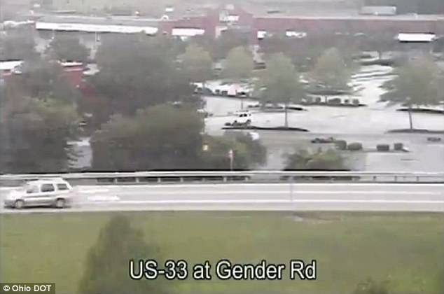 बिजी हाईवे पर कई KM तक रिवर्स में कार चलाता रहा ये ड्राइवर, देखें...