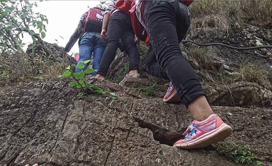 जिंदगी दांव पर लगाकर ऐसे स्कूल जाते हैं ये बच्चे, देखें- PHOTOS