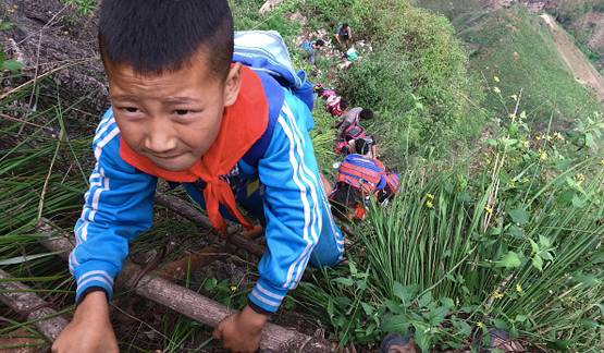 जिंदगी दांव पर लगाकर ऐसे स्कूल जाते हैं ये बच्चे, देखें- PHOTOS