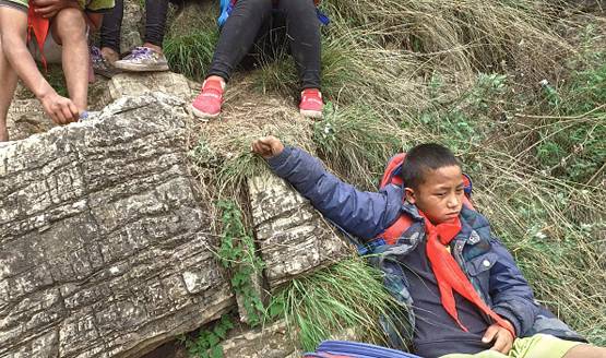 जिंदगी दांव पर लगाकर ऐसे स्कूल जाते हैं ये बच्चे, देखें- PHOTOS