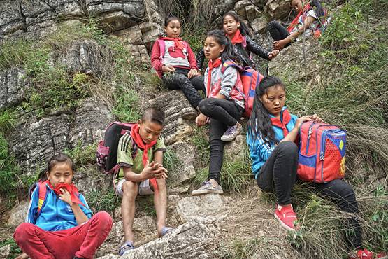 जिंदगी दांव पर लगाकर ऐसे स्कूल जाते हैं ये बच्चे, देखें- PHOTOS