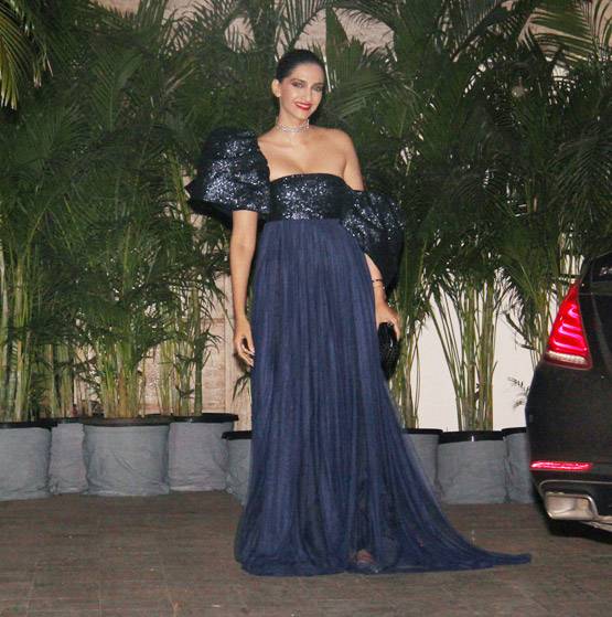 पार्टी में ऑफ शोल्डर गाउन में सोनम की आंनद संग एंट्री, PHOTOS
