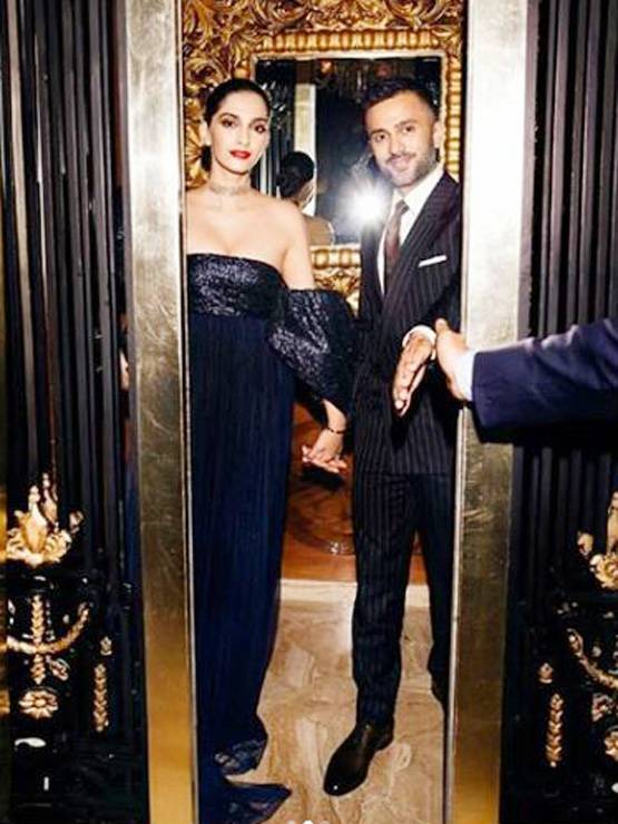 सोनम कपूर ने शेयर की पत‍ि आनंद अहूजा को Kiss करते हुए तस्वीर