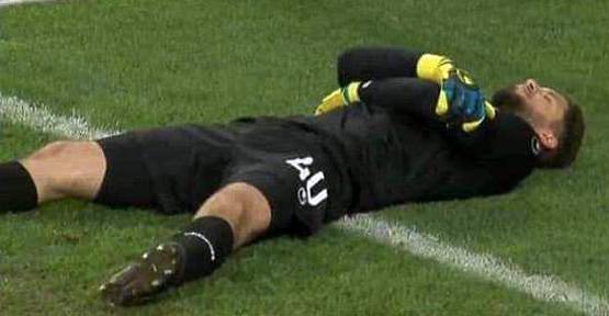 WC: साथियों को करना था इफ्तार, मैदान में गोलकीपर ने अपनाई ये ट्रिक