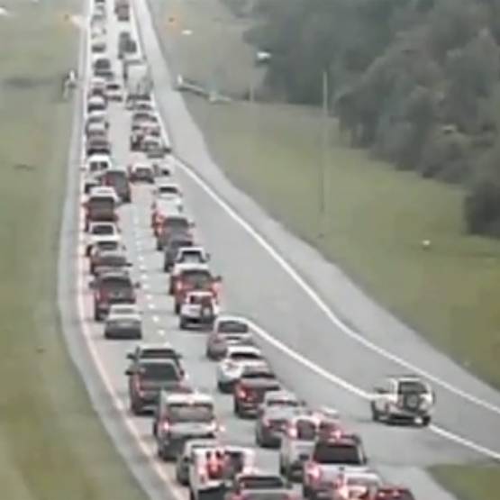 बिजी हाईवे पर कई KM तक रिवर्स में कार चलाता रहा ये ड्राइवर, देखें...