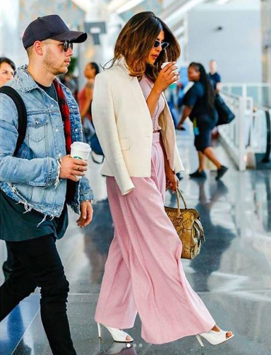 इंस्टाग्राम पर फ्लर्ट चैट के बाद प्रियंका-निक एयरपोर्ट पर साथ