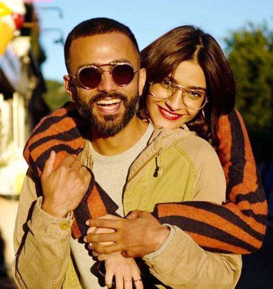 लंदन की सड़कों पर सोनम ने पति को यूं लगाया गले, तस्वीरें वायरल