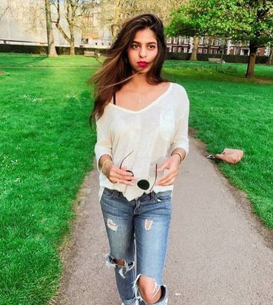 वायरल हुआ सुहाना का स्टाइलिश लुक, लंदन में मां संग की पार्टी