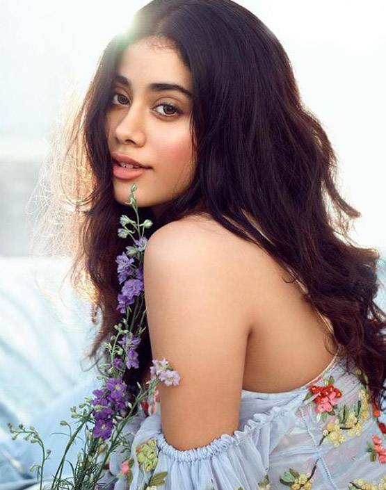 वेस्टर्न लुक में दिखा जाह्नवी का ग्लैमरस अंदाज, Viral हुईं तस्वीरें