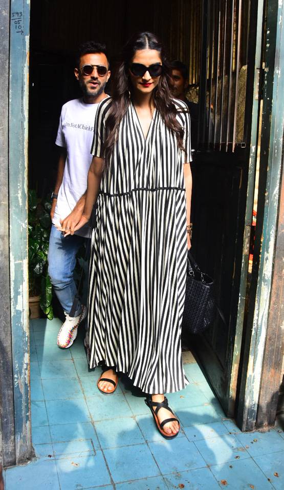 PHOTOS: पति संग कैफे पहुंचीं सोनम, मुंह छुपाते दिखे आनंद