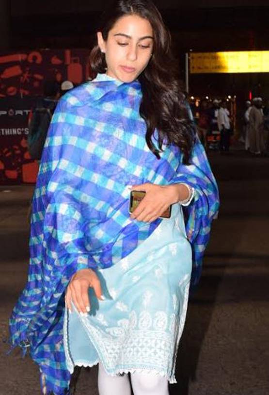 हिट है सारा अली खान का एयरपोर्ट लुक, लखनवी कुर्ते में दिखीं