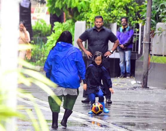 #MumbaiRains: बॉडीगार्ड्स संग आमिर खान के बेटे का फुटबॉल मैच