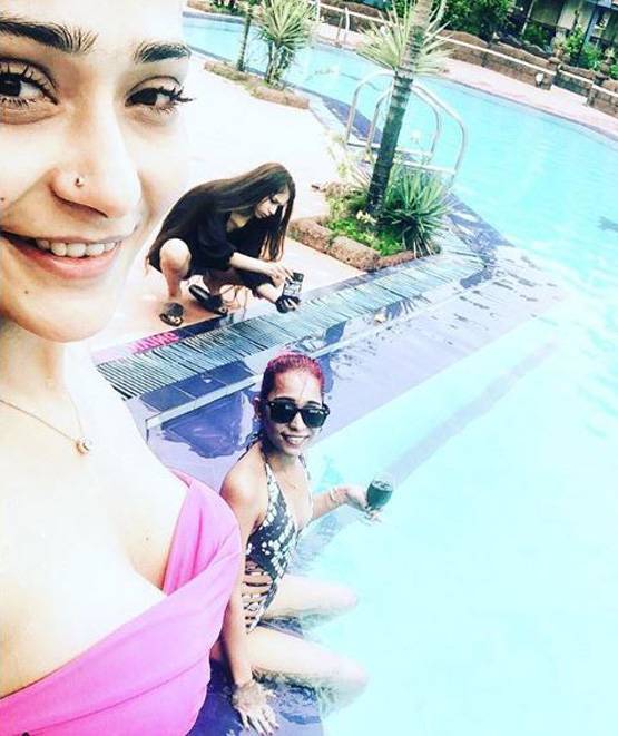 बाथटब वीड‍ियो के बाद सामने आईं सारा खान की बिकनी PHOTOS