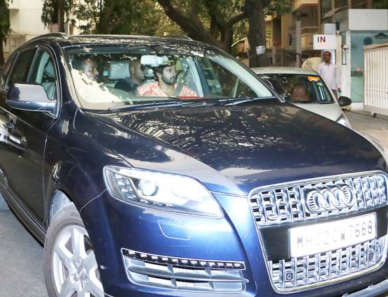 भाभी से मिलने अस्पताल पहुंचे वरुण, हाल ही में बने हैं चाचा