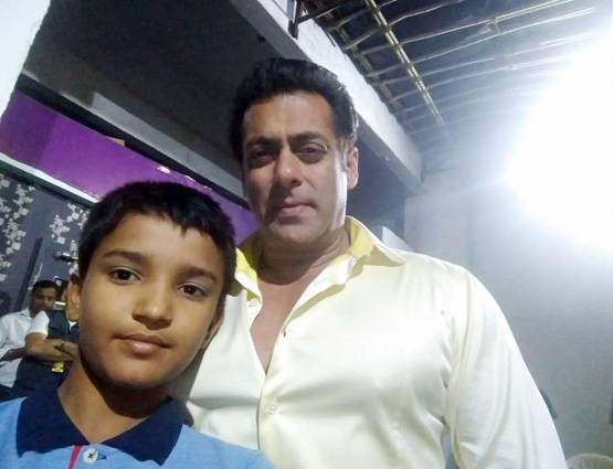 परिवार संग सलमान से मिले डब्बू अंकल, टि्वटर पर जाहिर की खुशी