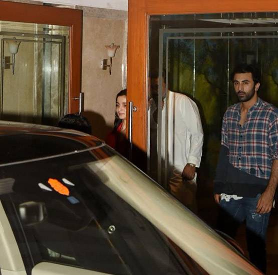 रणबीर-आलिया फिर दिखे साथ, संजय दत्त के घर पर हुए स्पॉट