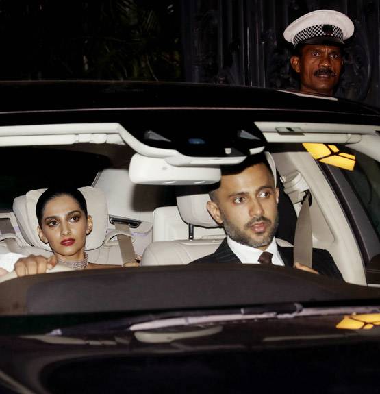 पार्टी में ऑफ शोल्डर गाउन में सोनम की आंनद संग एंट्री, PHOTOS