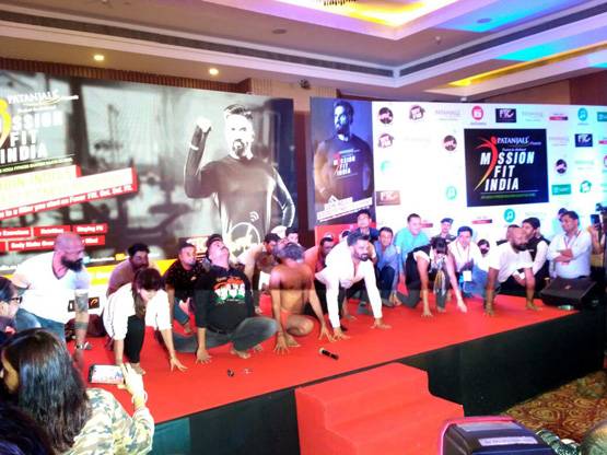 बाबा रामदेव के साथ सुनील शेट्टी ने कुछ ऐसे किया अनुलोम-विलोम